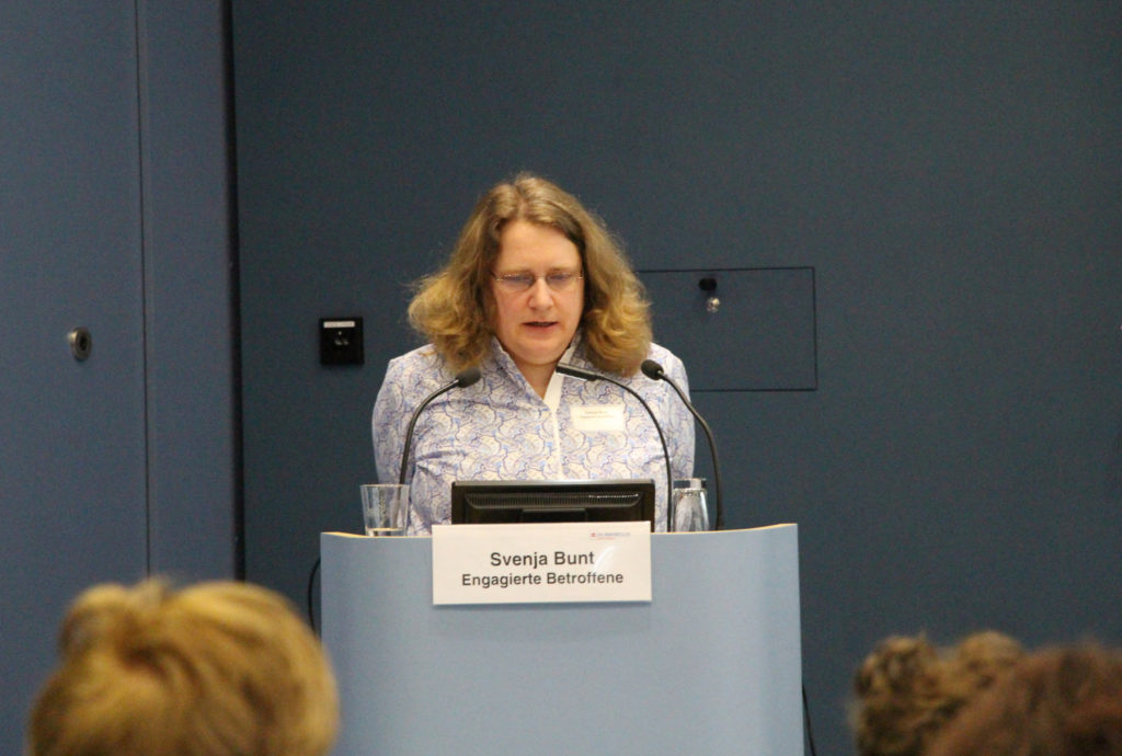 Svenja Bunt hält einen Vortrag bei einer Tagung des Paritätischen Gesamtverbandes